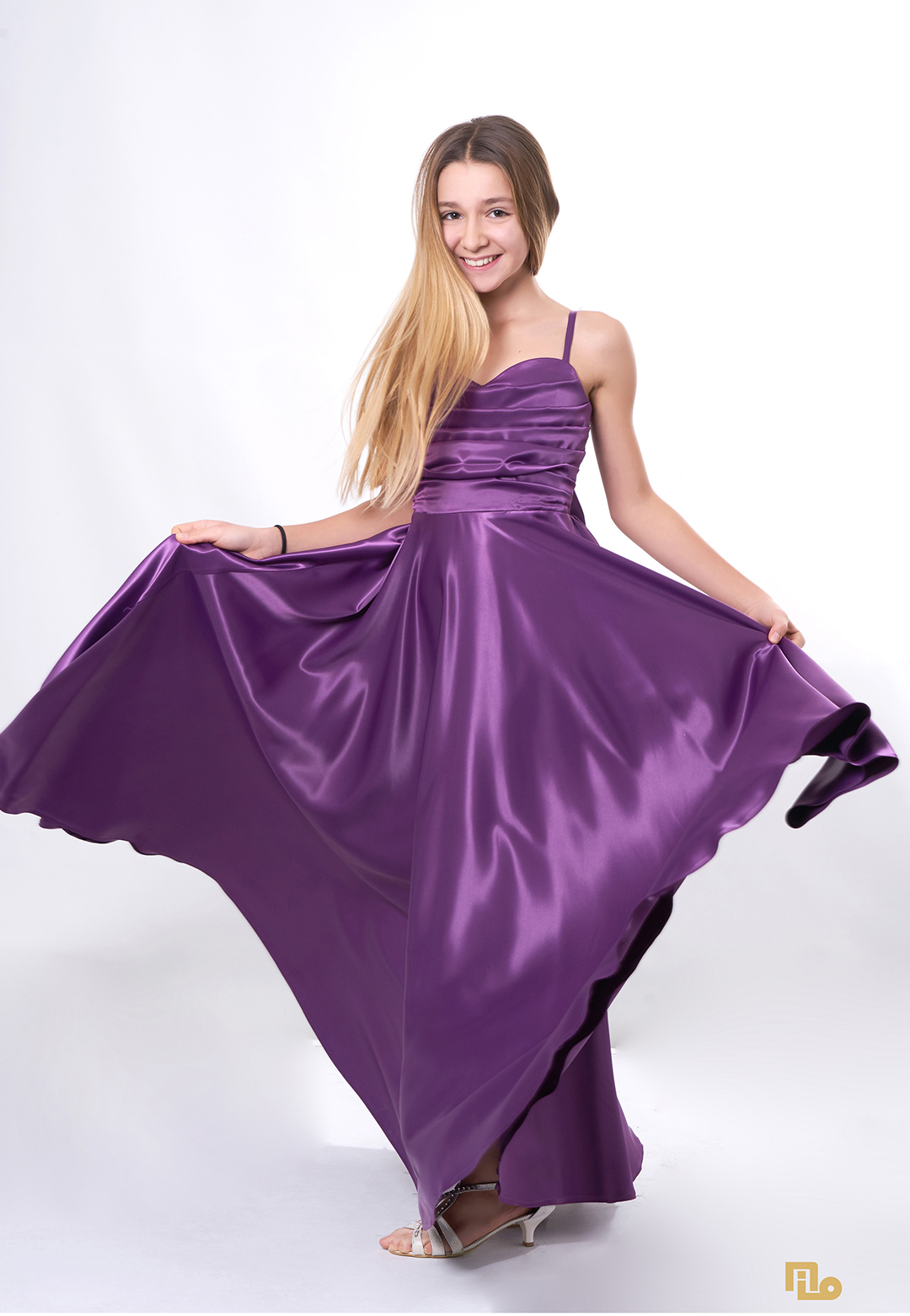 Arkası Ve Etek Ucları Fiyonklu Brodeli Çocuk Gelinlik